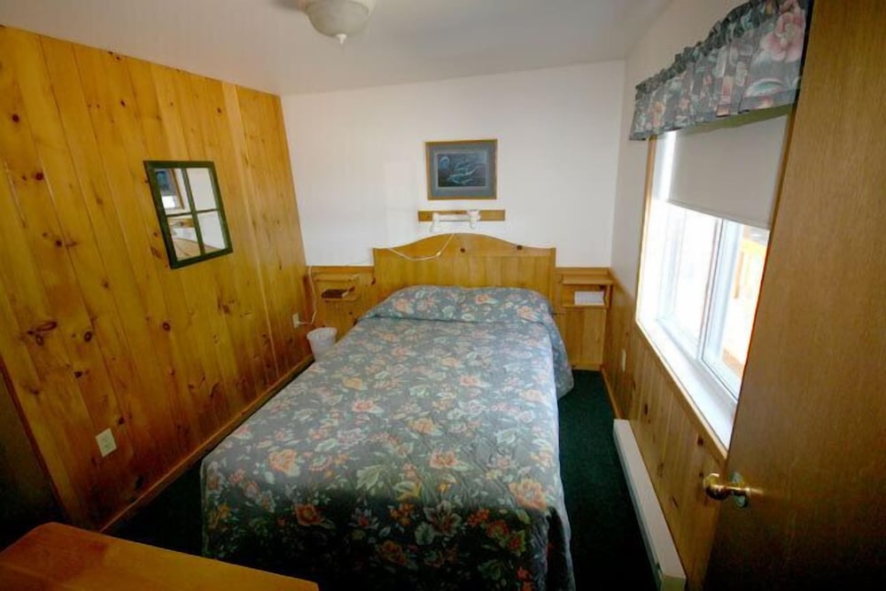 Spectacle Lake Lodge