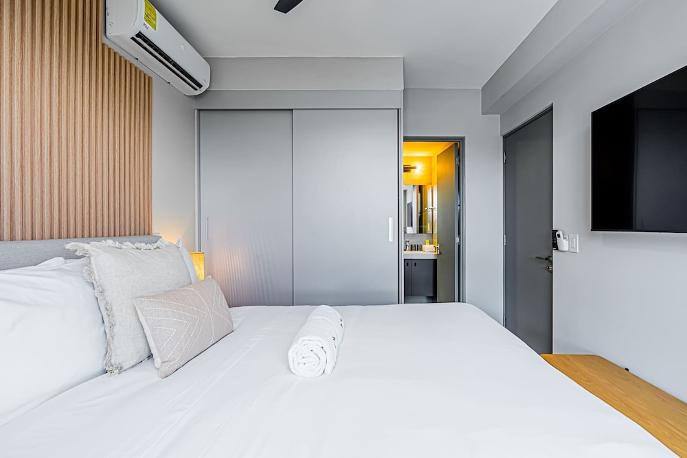 w Regal 1BR w Great Deco in Centriqo
