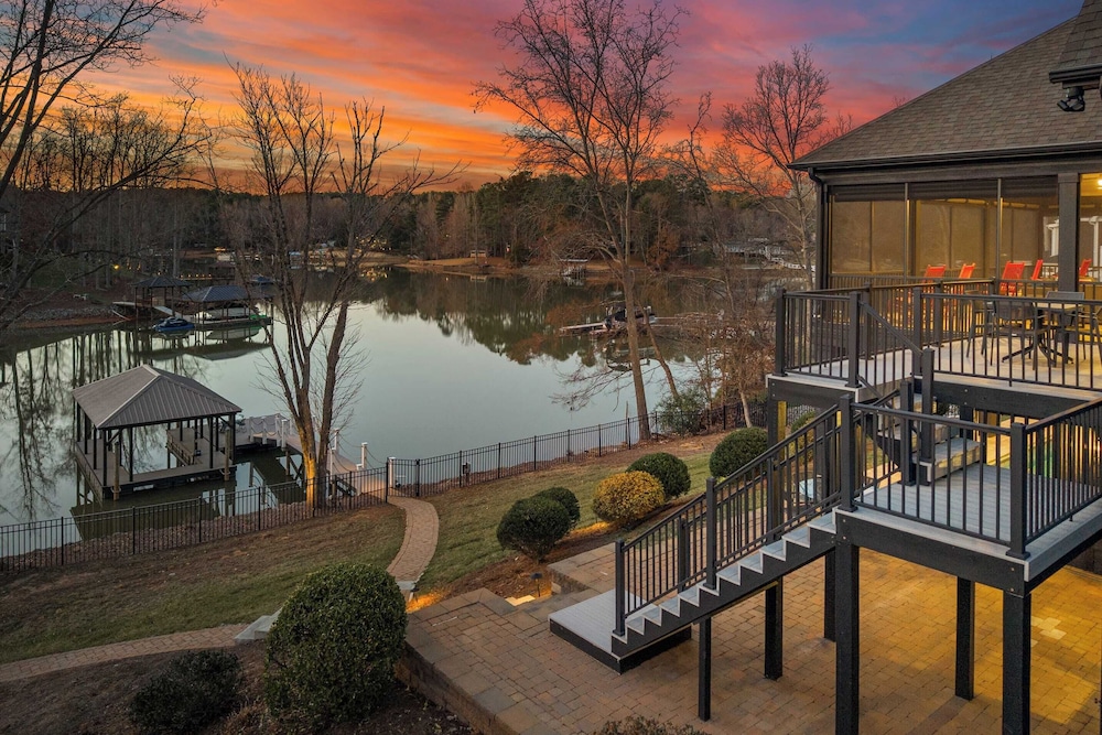 Luxury Lakefront Stay Private Dock, Indoor/outdoor Pool The Retreat