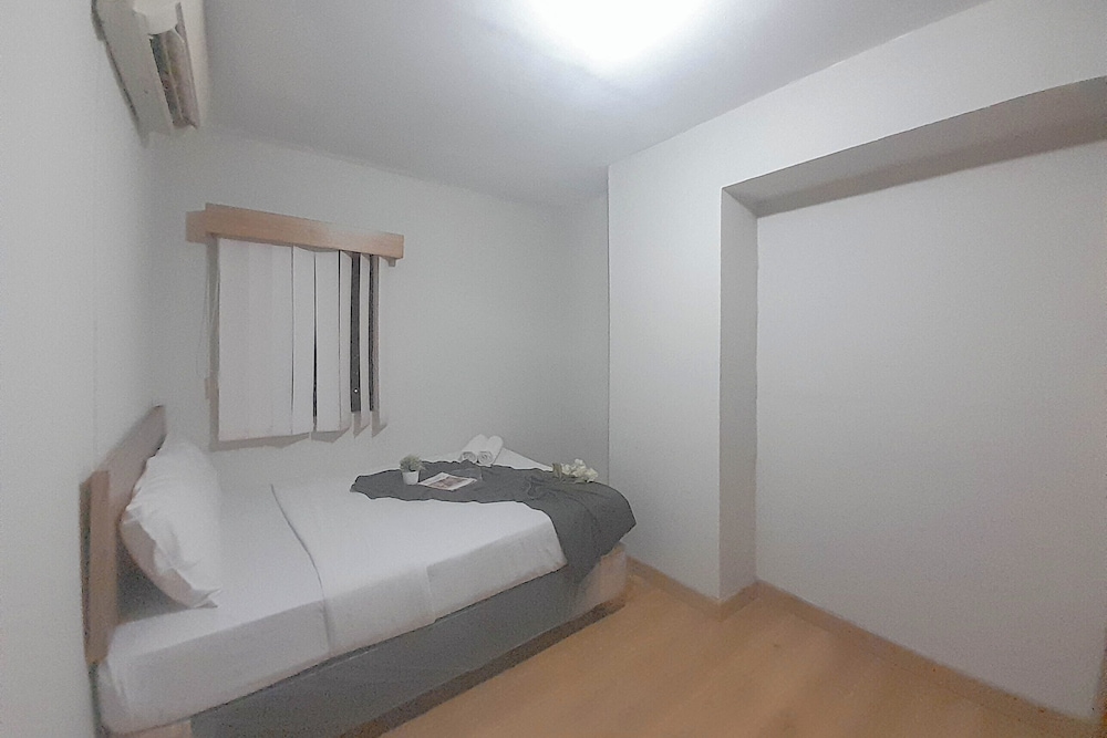 Basic Wood 2Br Apartment At Gateway Ahmad Yani Cicadas