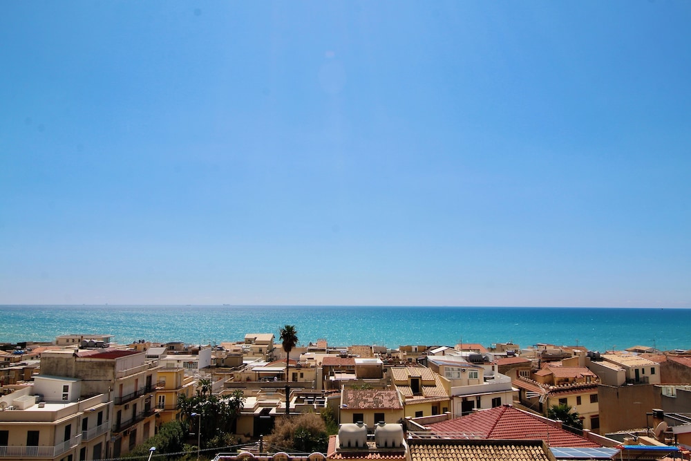 Sicilian Apt in Donnalucata-sleeps 4- 2 Min Beach