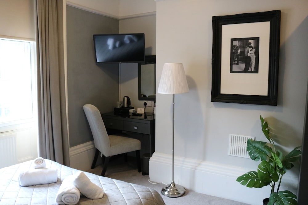 Norfolk Arms Hotel
