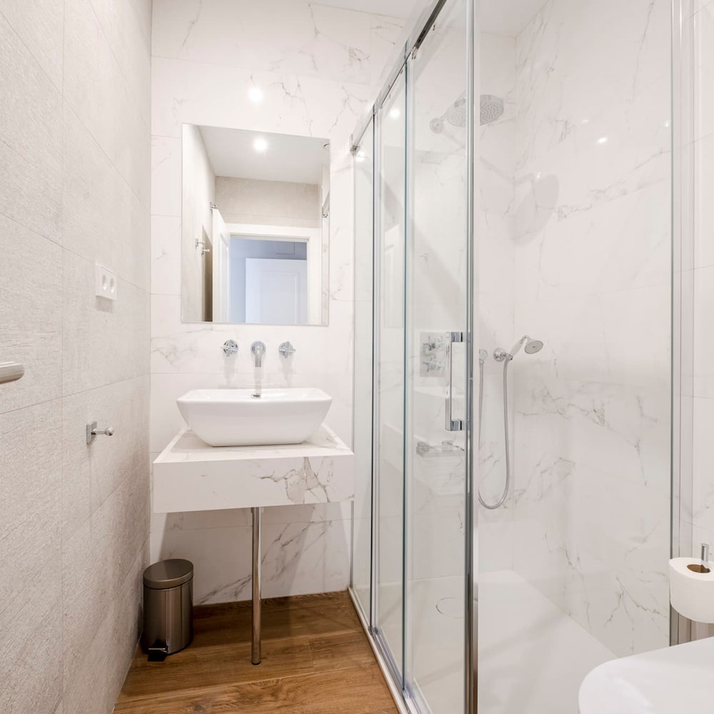 The Roger Terrace 2BR With Pool gym in Barcelona