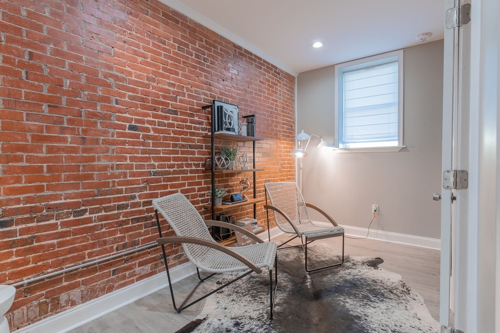 Baltimore's Home Away From Home 2 Bedroom Apts by Redawning - Property Image 4