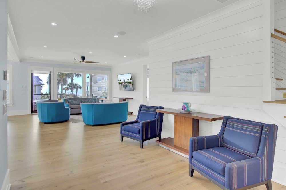 7 Beachwood East by Avantstay Steps to the Beach Ocean Views, Hot Tub, 7bdr