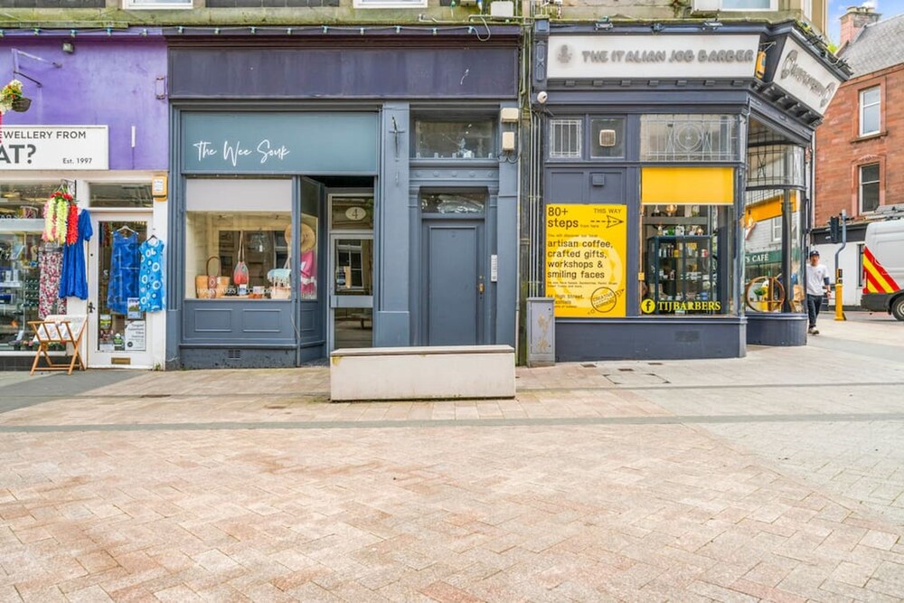 Stylish 4 Bed-town Centre