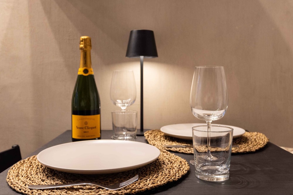 Urban Chic 2 Luxury Suites Apartment