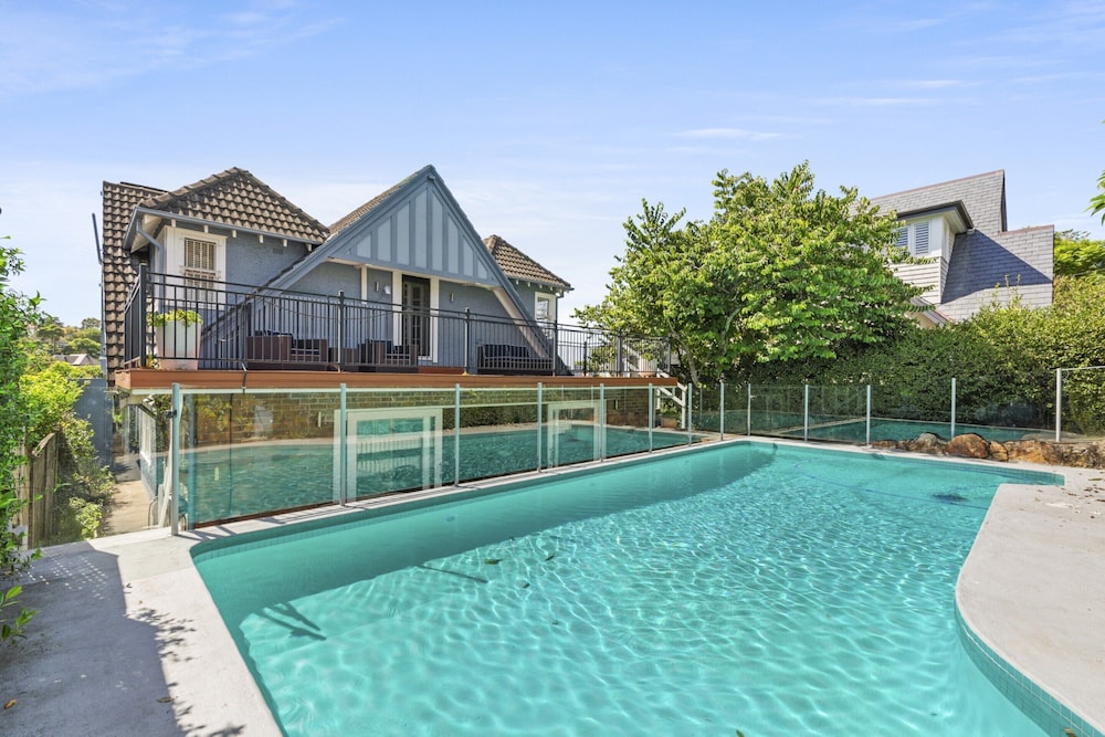 Poolside Stay - Close to Taronga Zoo & Luna Park