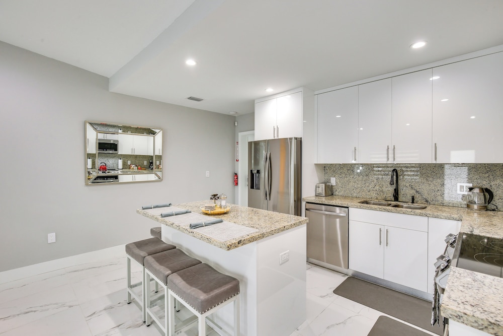 Chic North Miami House ~ 7 Mi to Hard Rock Stadium