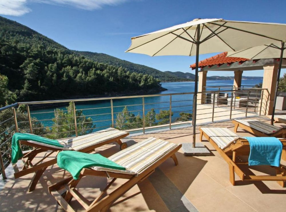 Beachfront Luxury Villa With Private Pool and Stunning Sea Views