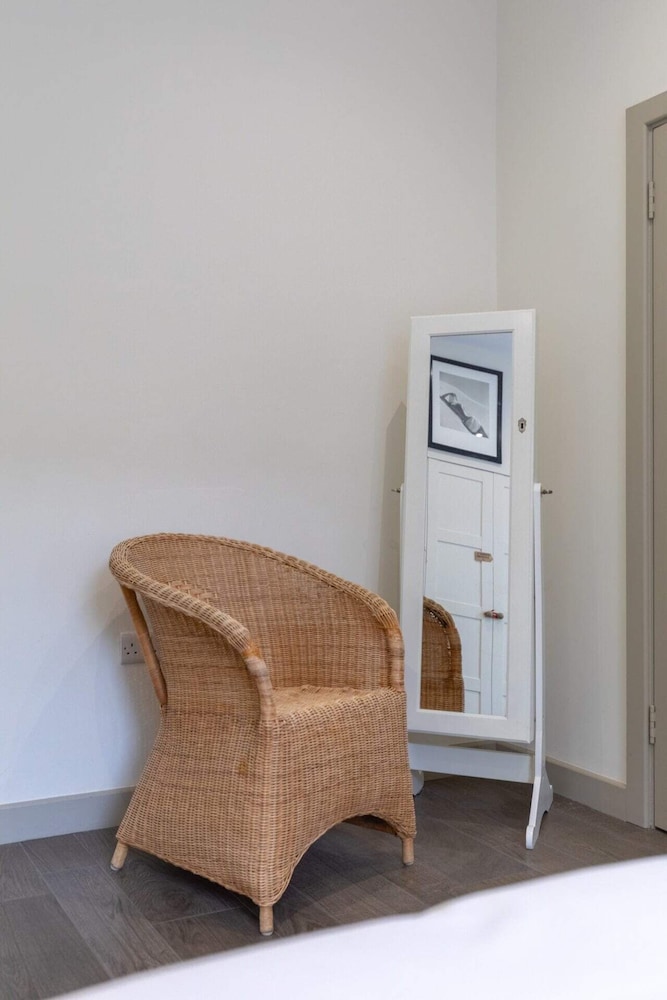 Elegant 2BD Flat 5 Mins to Kensington Gardens!