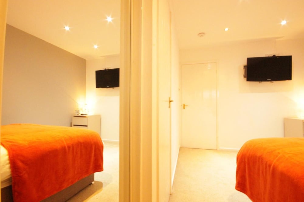 Fantastic 2-bed House in Hull. Garden, Sky tv view 4