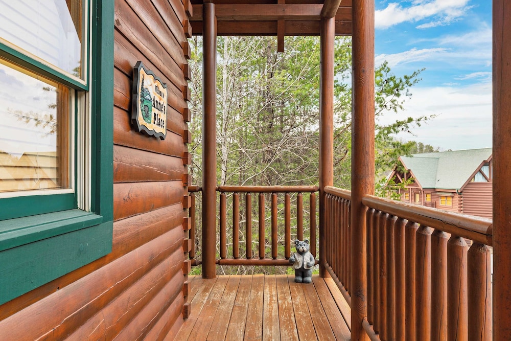 Cozy Cabin Near Dollywood Attractions Hot Tub, Game Room, Views Anne's Place