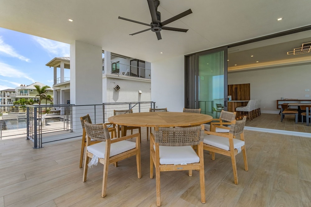 793 Shoreline Estate: 6bd/6br, Luxurious Pool Home On The Water! 6 Bedroom Home