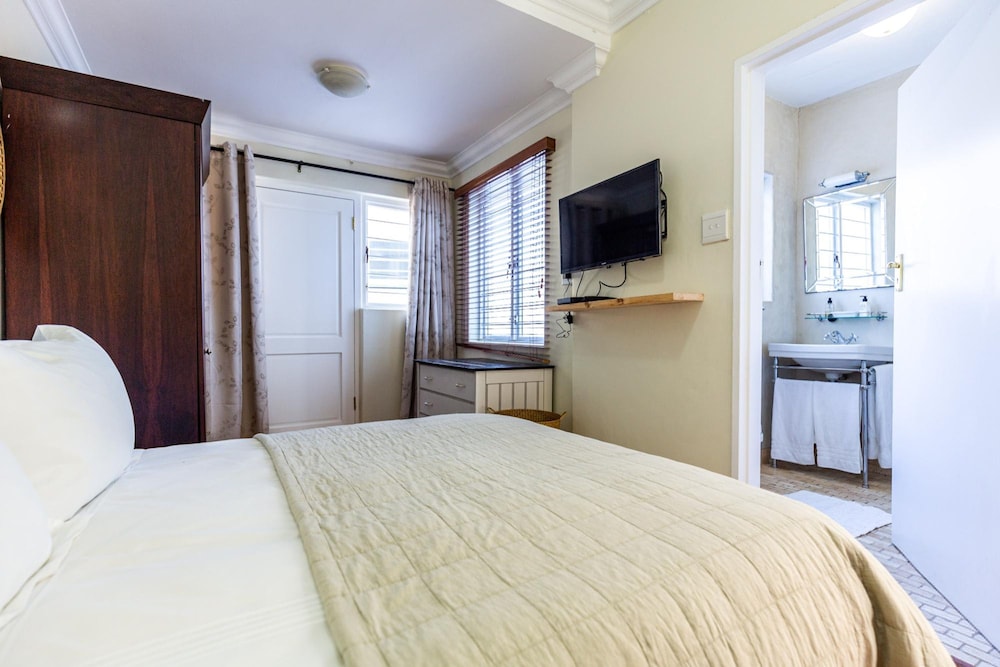 Camps Bay 4bed Home w Pool and Views Alma Marina