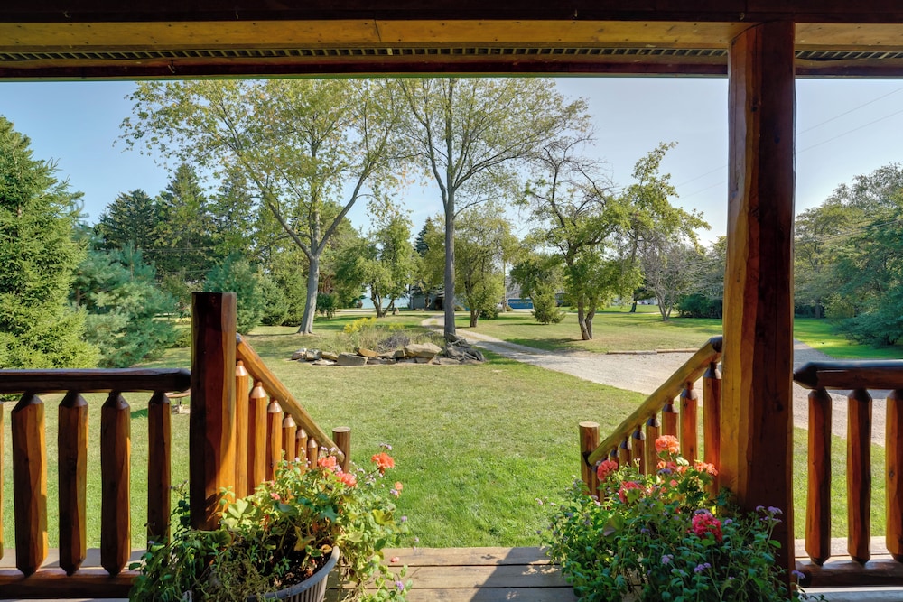 1 Mi to Public Beach: Port Austin Cabin w/ Hot Tub