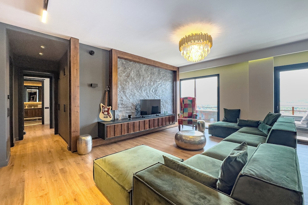 Phaedrus Living Apollo Skyview Penthouse