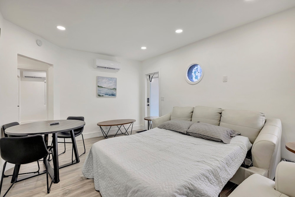 2BR 1BA off Las Olas Steps to Beach