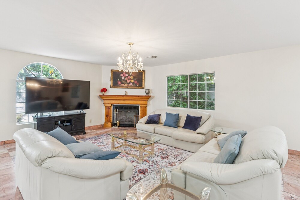 Russell House Near Hollywood & Griffith Park 3 Bedroom Home