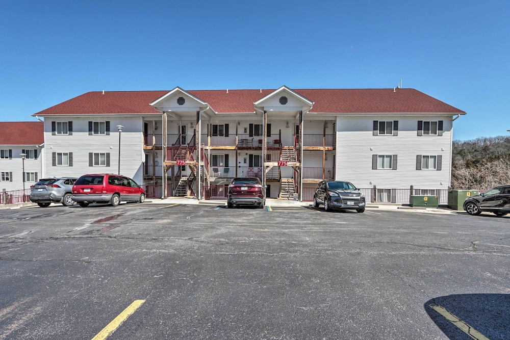 Lakefront Missouri Condo w/ Pool Access & Balcony view 4