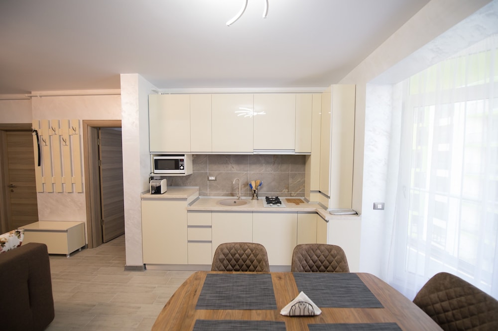Mamaia Alezzi view 3