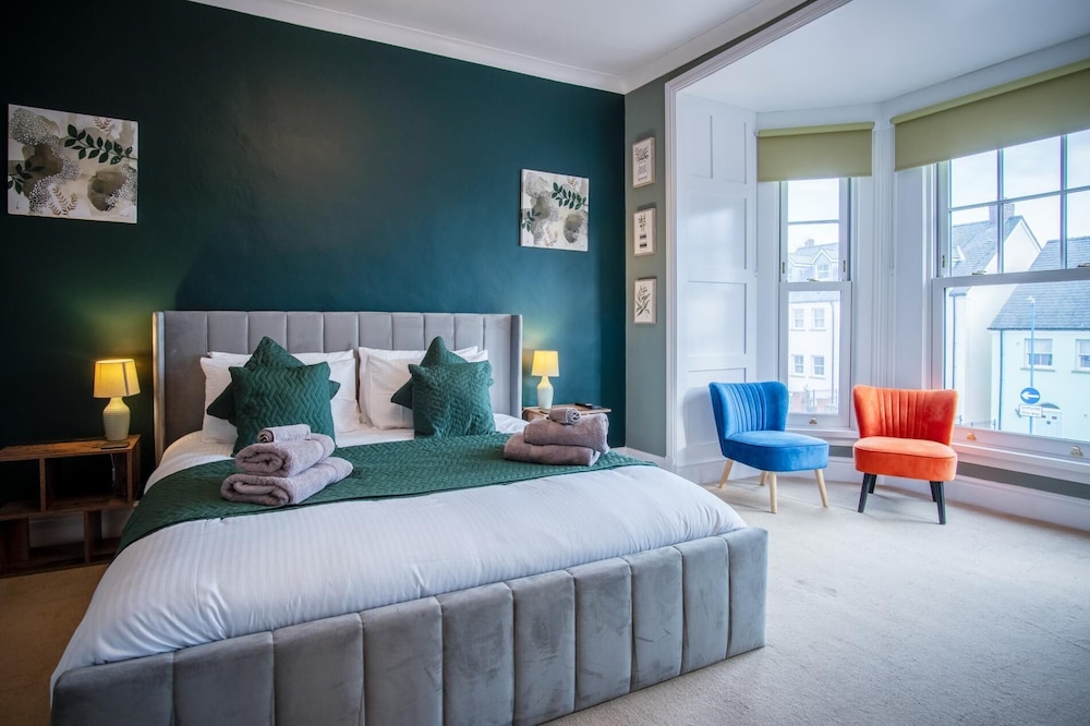 The Lanterns - 9 Bedroom - Sleeps 17 - Saundersfoot Village Centre