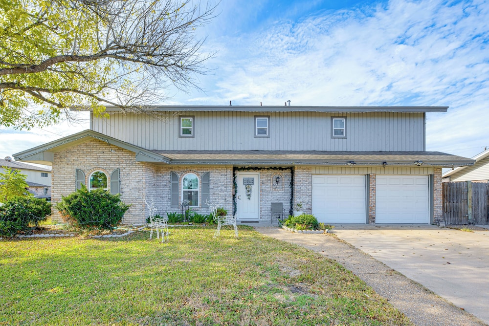 9 Mi to Dtwn: Spacious Retreat in Corpus Christi!