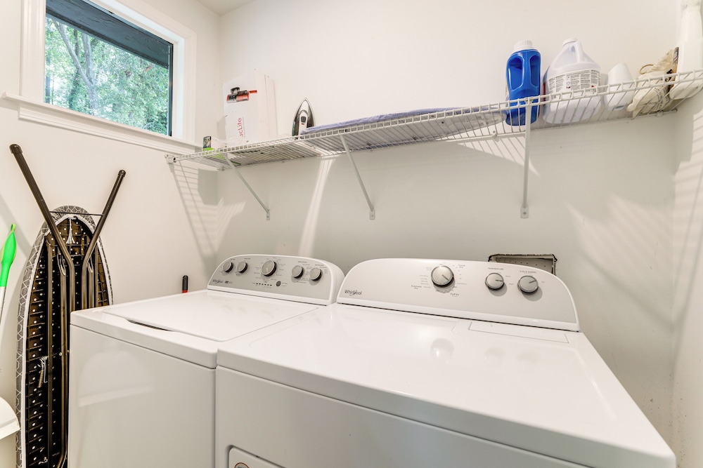 5 Mi to Dtwn Atlanta: Family Home w/ Fenced Yard