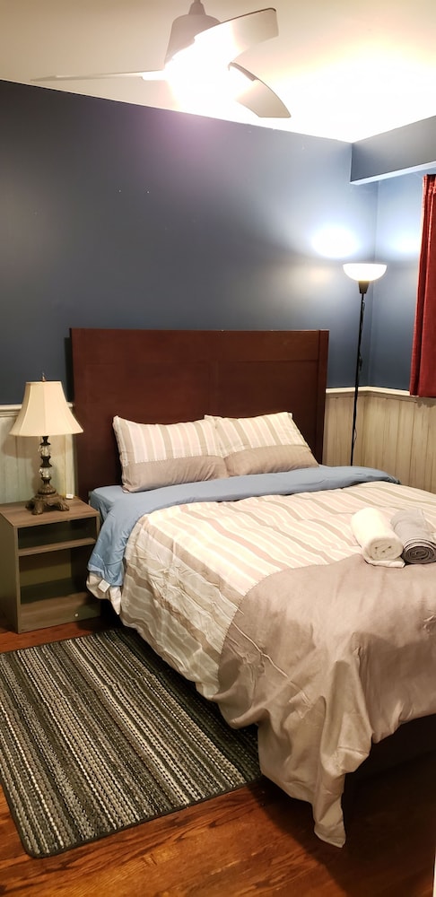 Bungalow With Cozy 4 Bedrooms on a Large Property Lot ! Late Check-out view 3