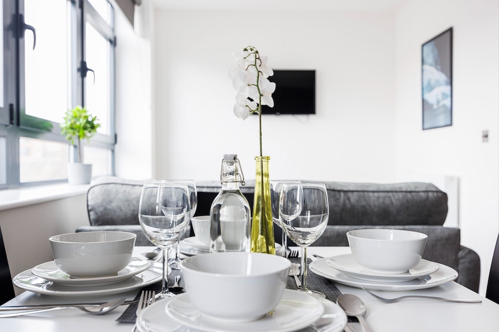 Modern 1 Bed Flat in Town Centre - Free Wifi