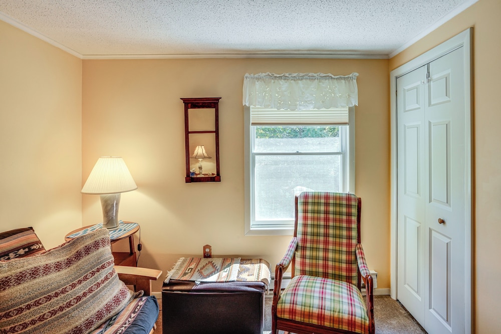 Quiet All-season Creekside Escape in Upstate!
