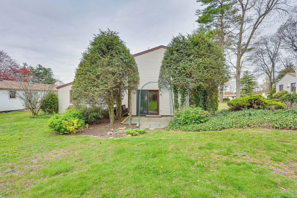 Quaint Bristol Townhome ~ 14 Mi to West Hartford! view 5