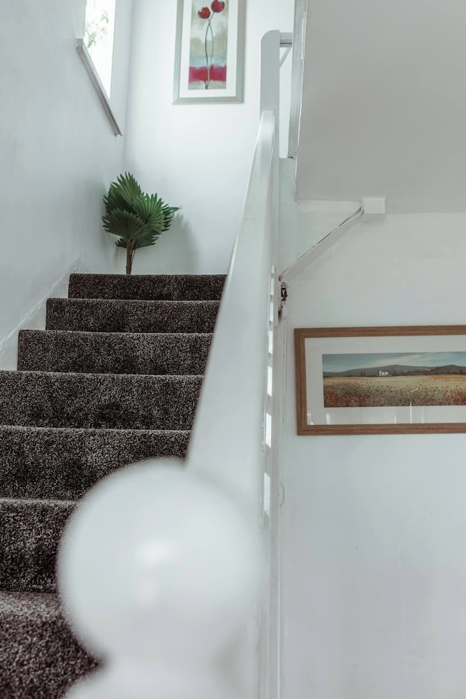 Cozy 3 Bedroom Home in Leeds, Perfect for Families and Groups