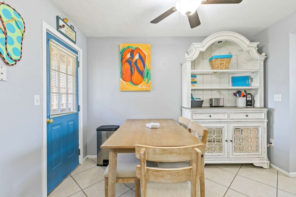 2BR Condo w Pool Beach Access and Walk to Hangout
