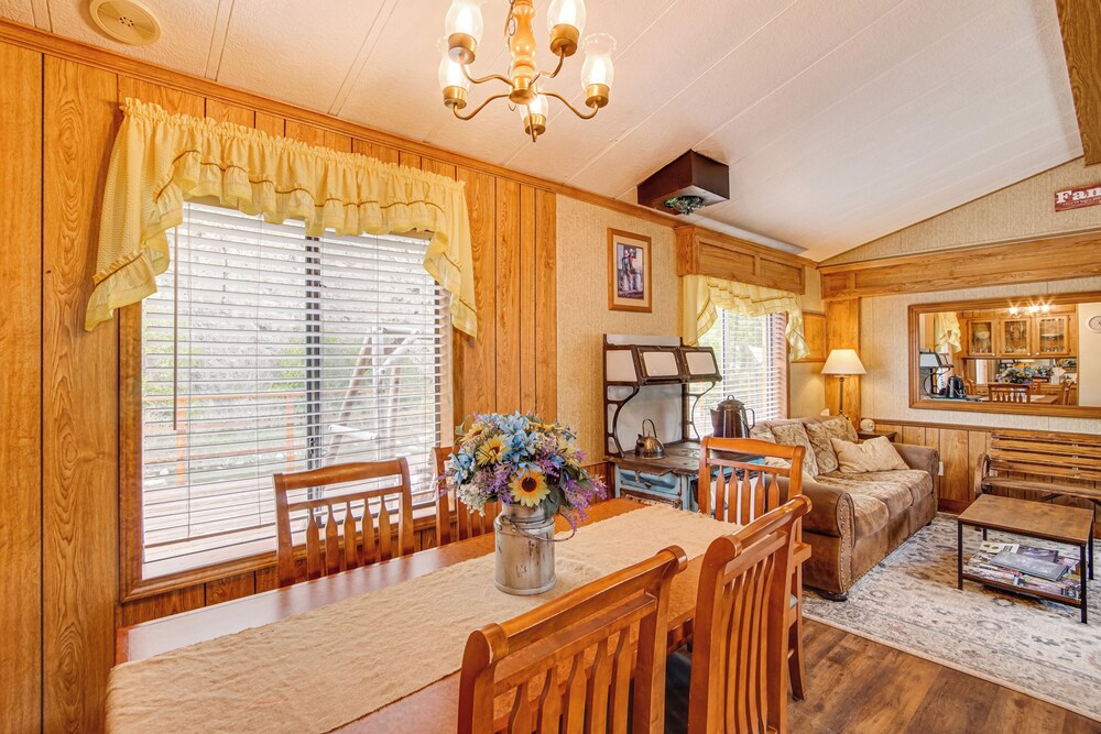 Creekside Cabin w/ Deck & Views in Panguitch!