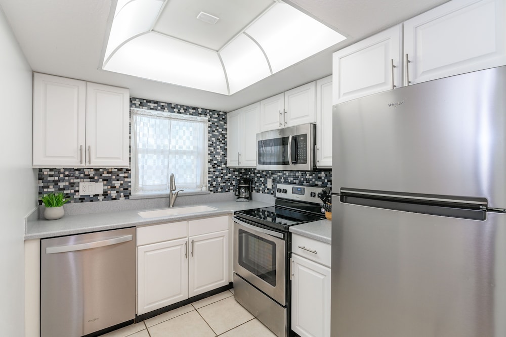 Cocoa Beach Club by Happy Palm Stays