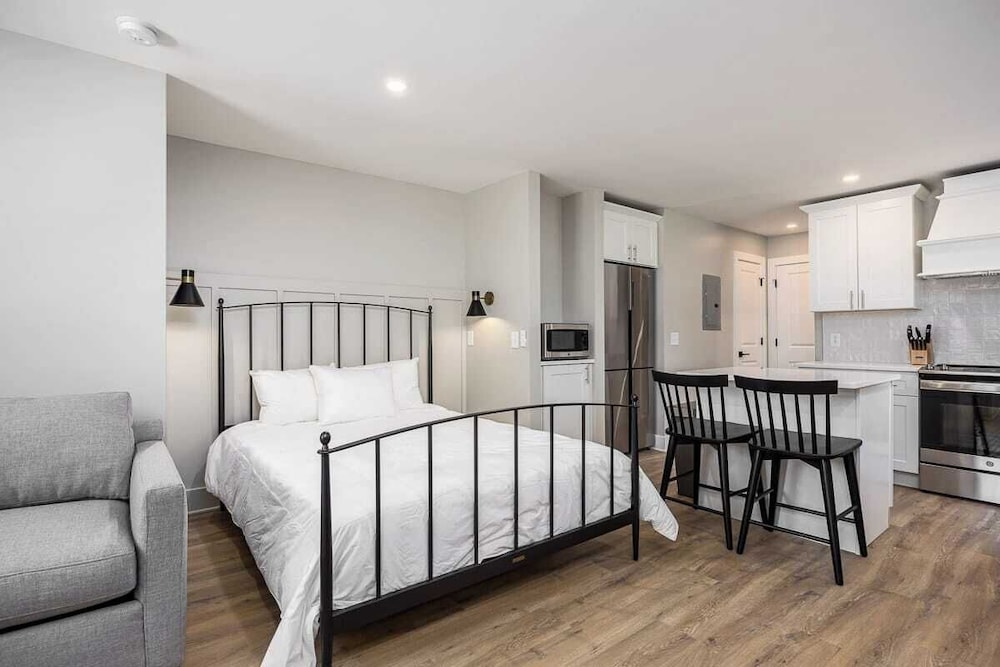 The Nomad: 4 1brs, 2 Studios 24-guest Retreat