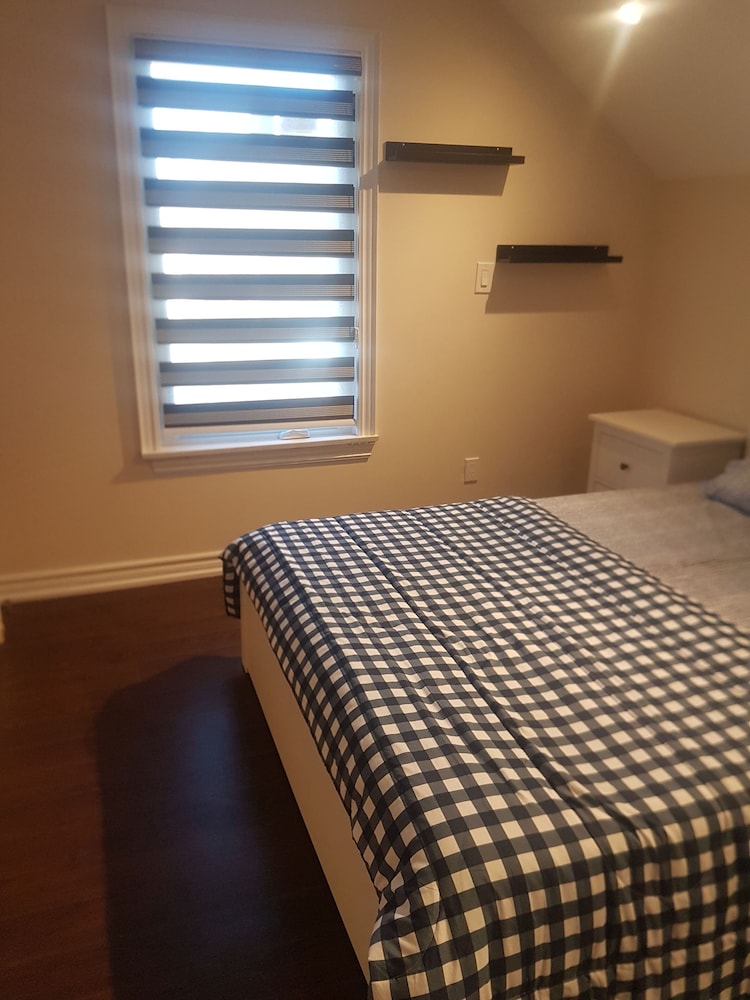 Room in Guest Room - Queen Room 2 Brampton Toronto Canada