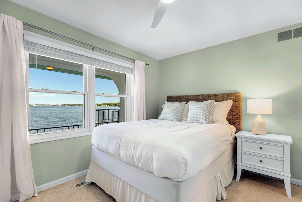Panoramic Paradise - Lakefront Home for 15