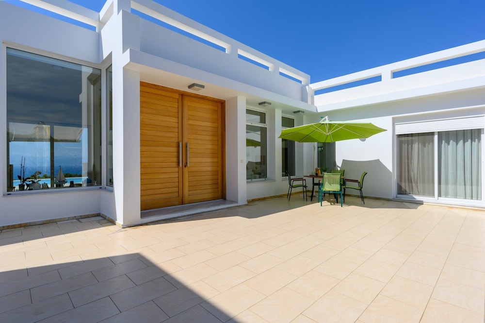VIP Villa Panoramic Seaview Close to Beaches