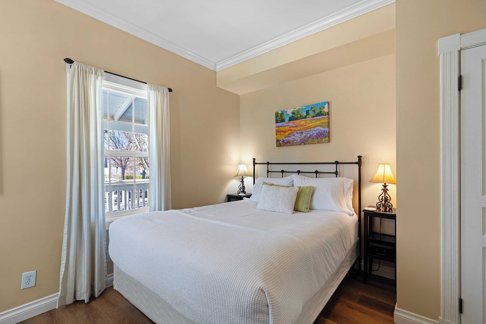 Victorian Manor In Paso Robles Wine Country + Pool, Hot Tub, Firepit, Tennis Court Sleeps 28
