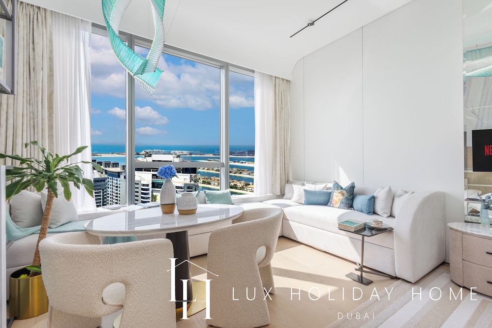 LUX Iconic Views at Palm Tower Studio 4