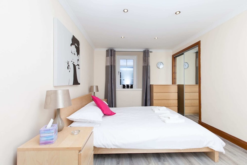 Beautiful 2 Bedroom Flat In Converted Distillery
