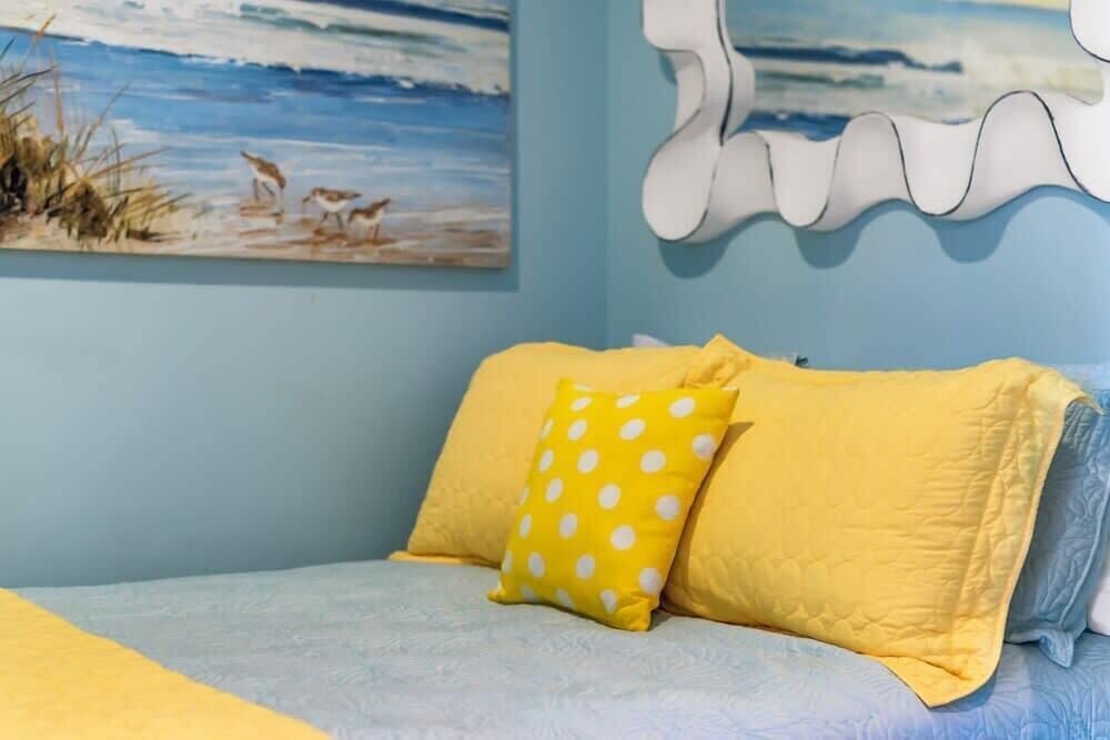 Oceanview 3BR Apt With Beach Access - Pool - Gym