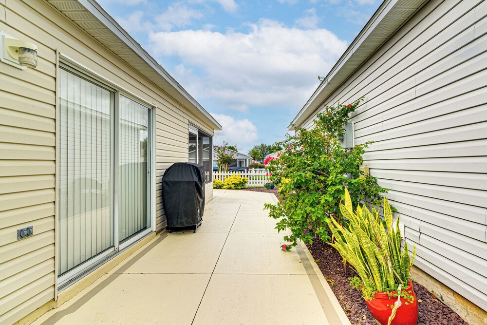 6 Mi to Lake Sumter Landing: Home w/ Perks!