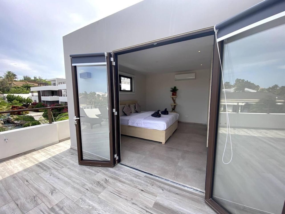 Impeccable 2-bed Apartment in Willemstad view 5
