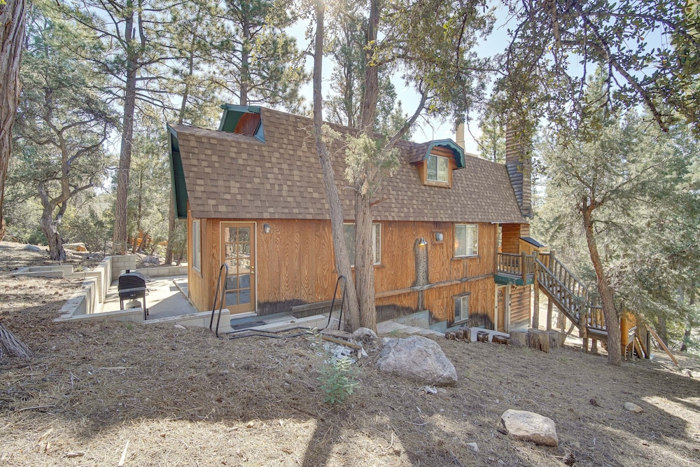 Quaint Big Bear Home w/ Hot Tub: 4 Mi to Skiing!