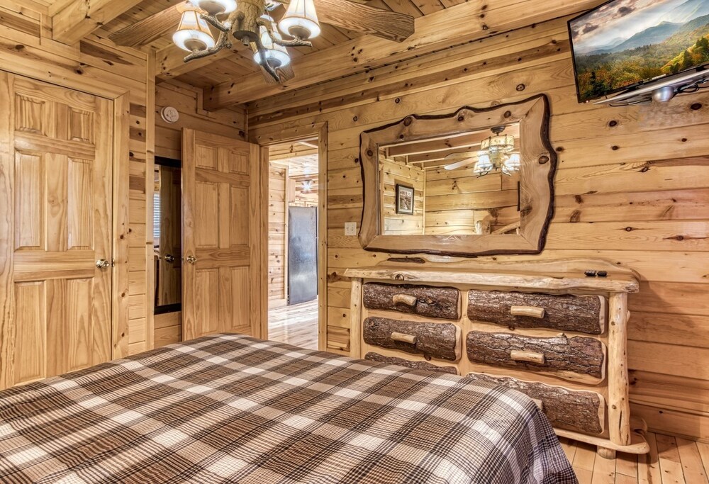 The Wildlife Lodge - Great Location! Close To Tanger Outlets! 5 Bedroom Cabin by RedAwning view 2