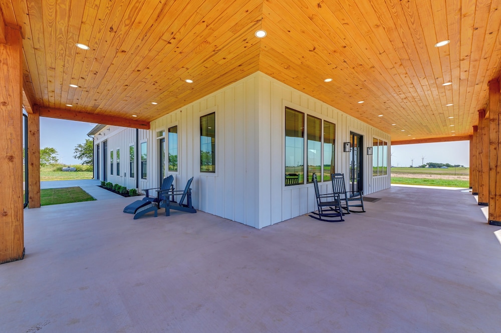 Rural Home w/ Hot Tub < 7 Mi to Winery & Golfing