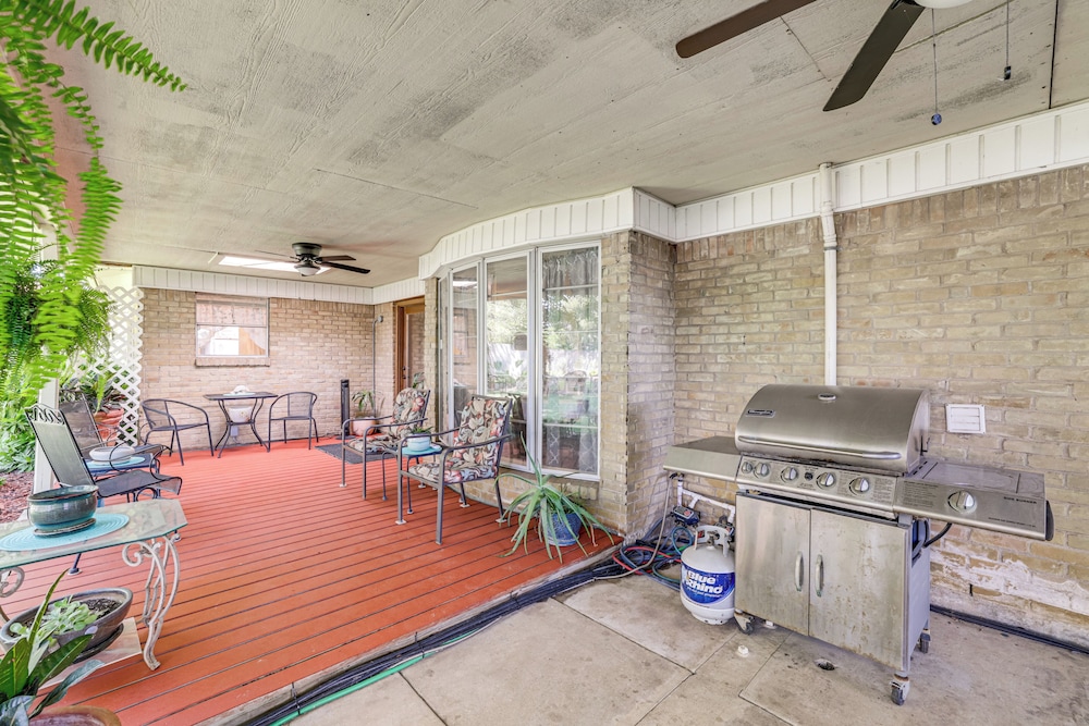 Home w/ Backyard Oasis < 7 Mi to At&t Stadium!